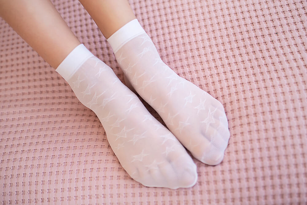 WIKI Girls' 20 denier white socks with star pattern (5-10 years)